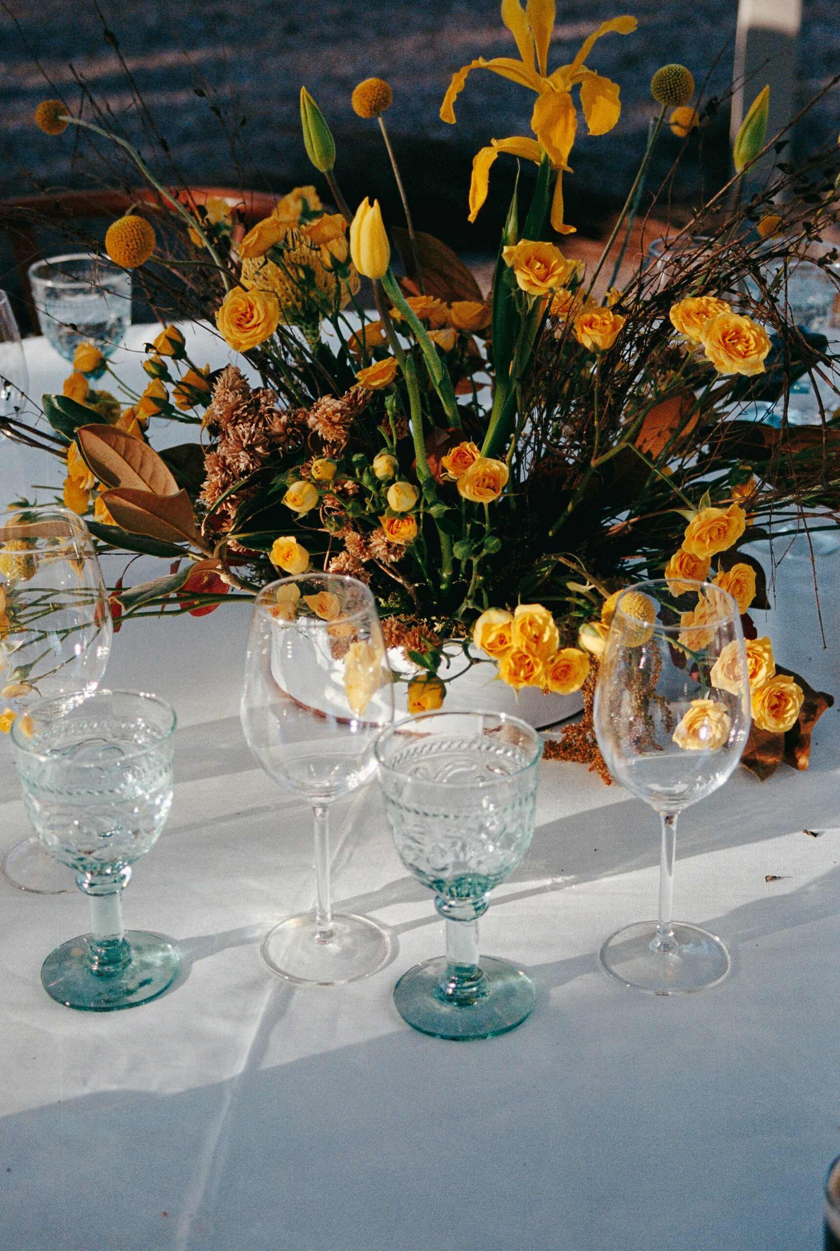 Oranje bloemdecoratie voor bruiloft in natuurlijke stijl