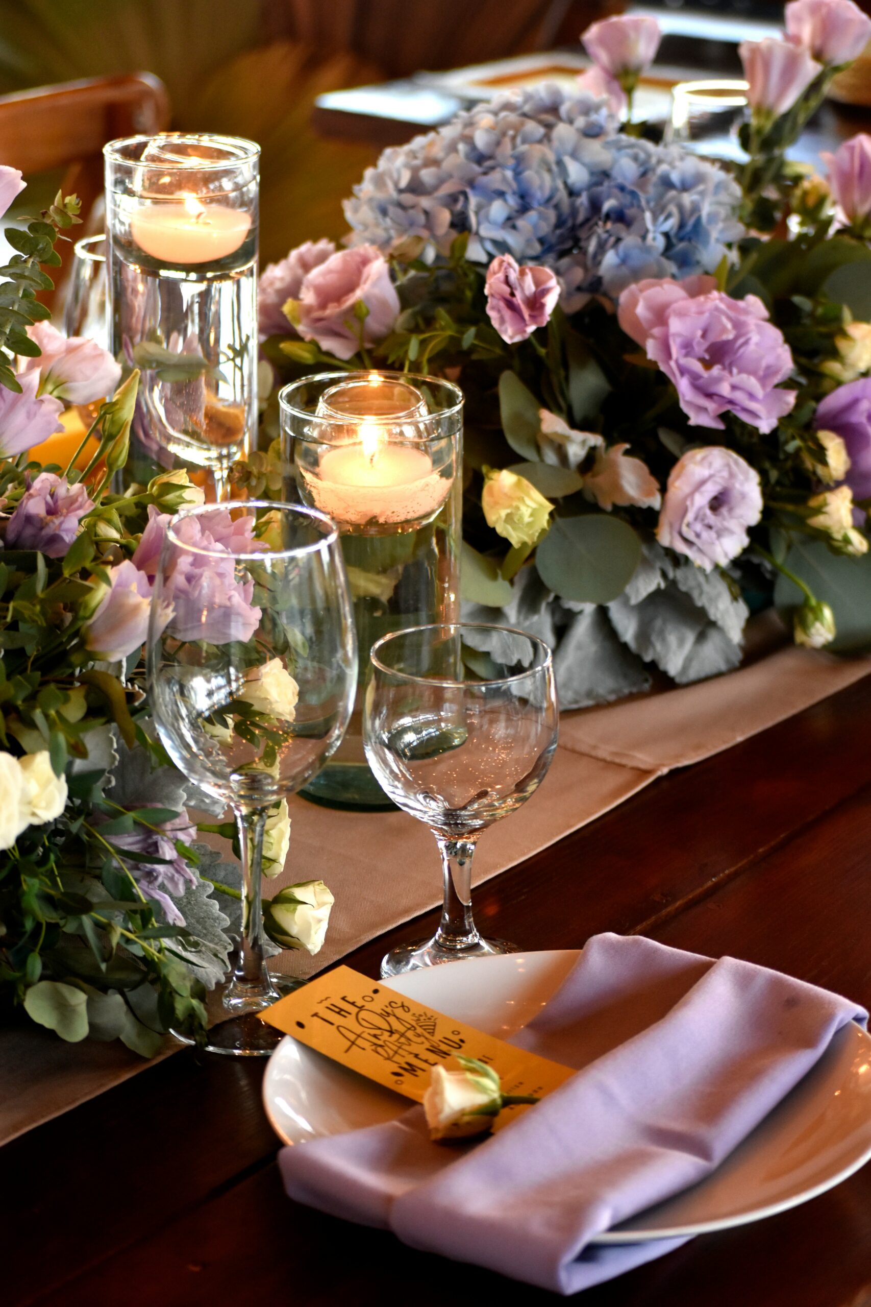 Zomerse tafel styling met paarse bloemen