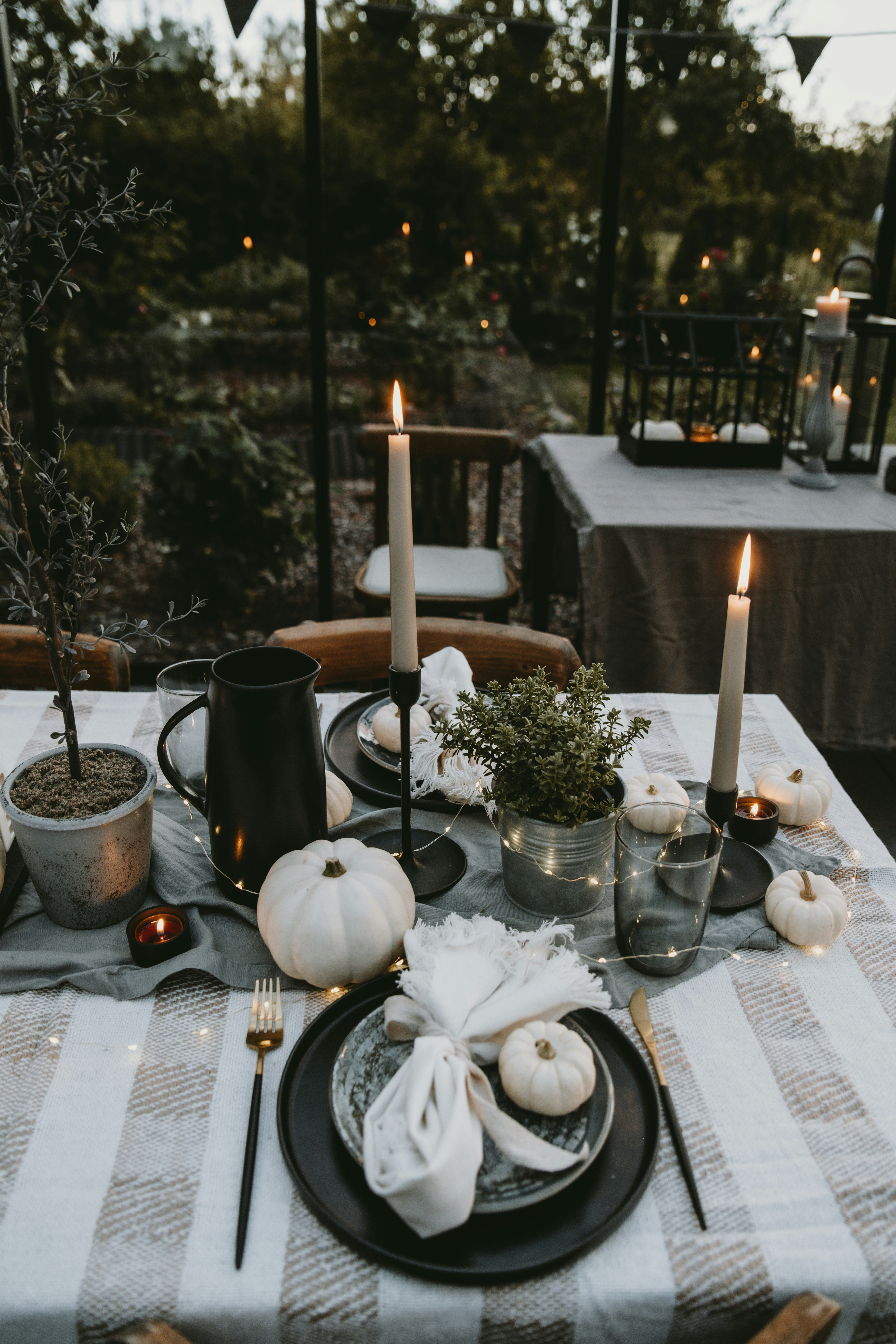 Seizoen styling van een gedekte tafel met pompoenen in herfstthema